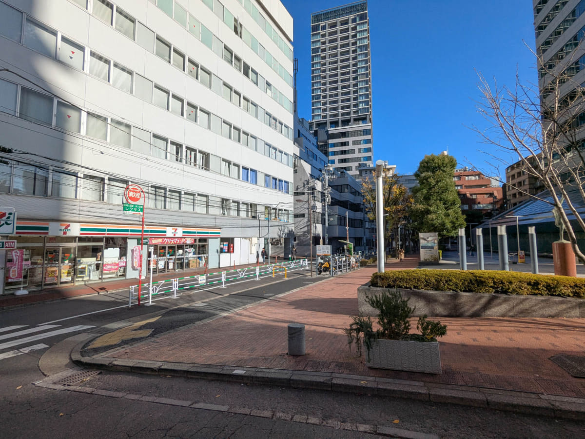 渋谷インフォスタワー(右端)前。奥の高いビルがSAKURAタワーB棟