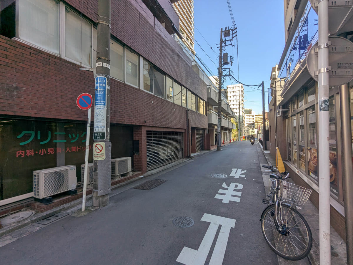 SAKURAタワーB棟を左前に見つつ進むと年季の入った集合住宅などがあります