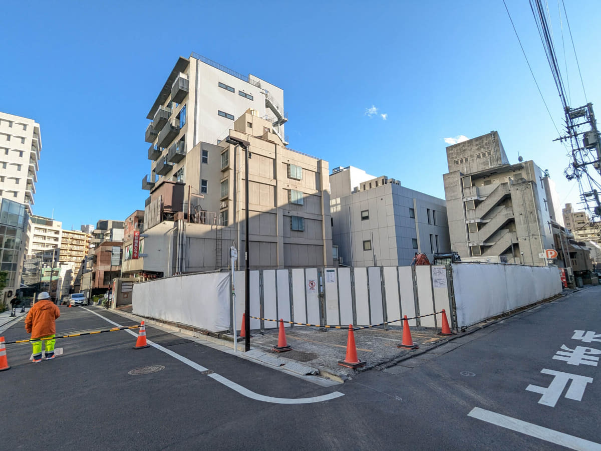 SAKURAタワーB棟前の一角には、かつて集合住宅や駐車場がありましたが現在は解体されていました