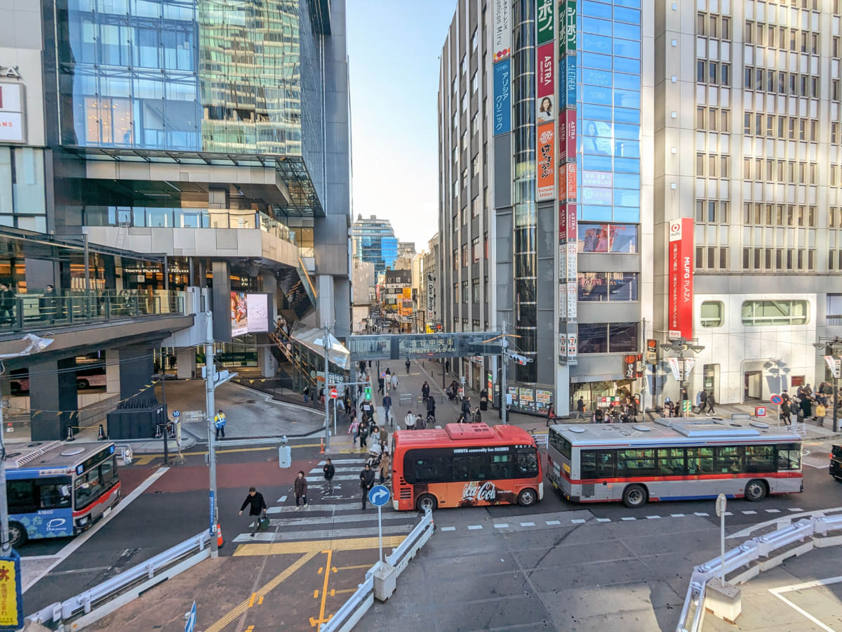 渋谷中央街のメインゲートはJR渋谷駅西口の正面です。左の建物は渋谷フクラス、右は「渋谷三菱ビル」