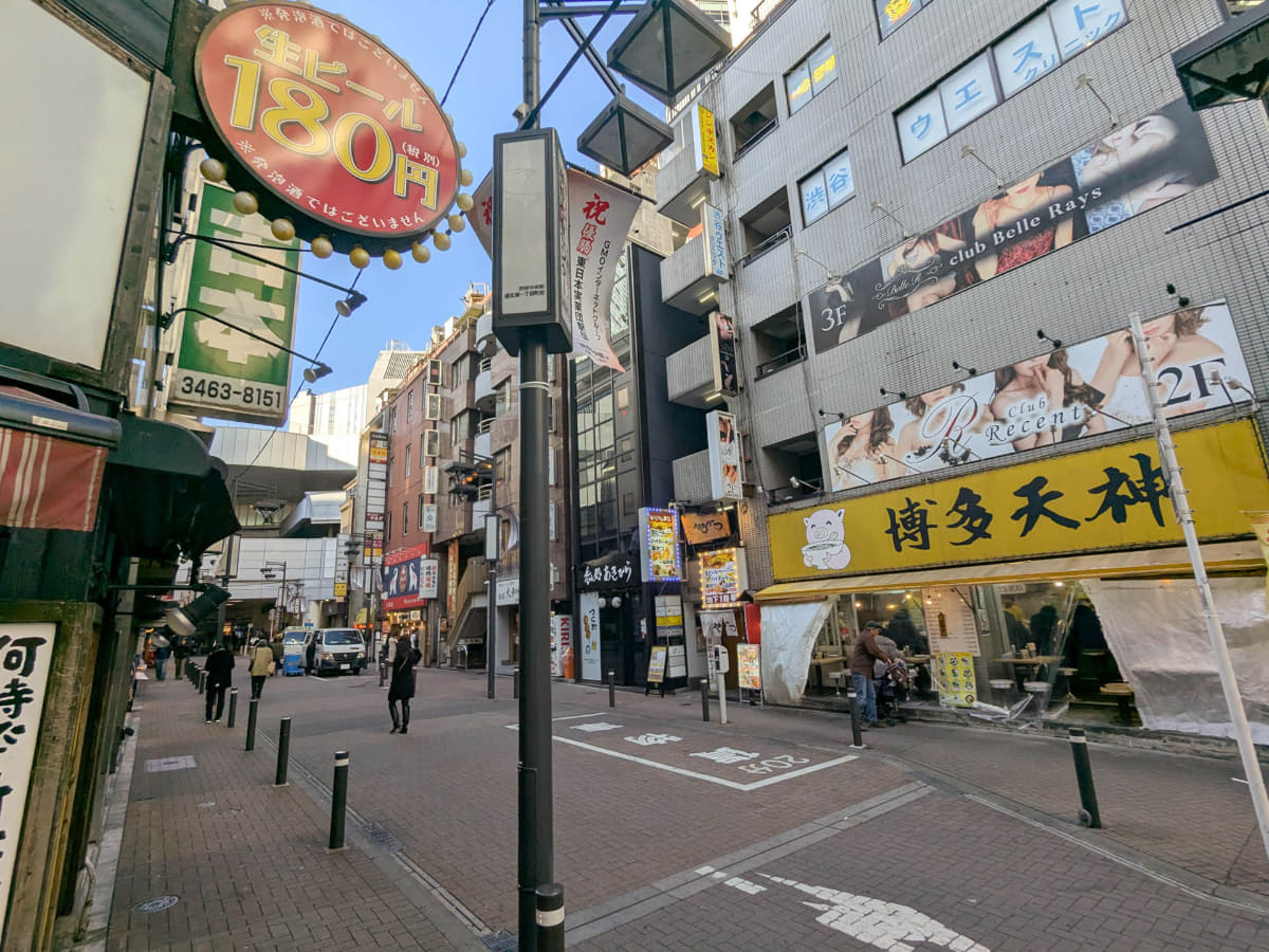 メインゲートを右折すると奥に渋谷マークシティがあり、京王井の頭線渋谷駅の西口に繋がります