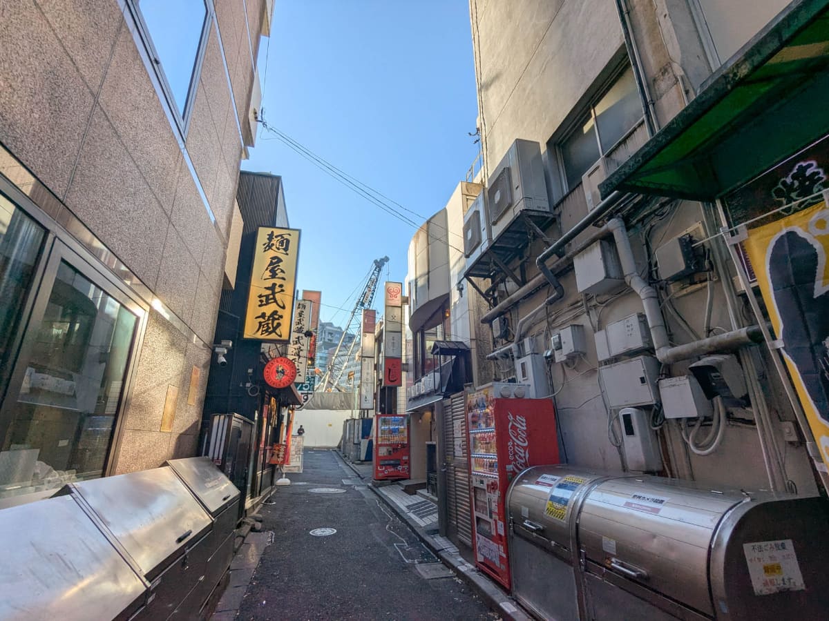 大和田横丁から路地を通して建設現場方向を見ると、向こう側まで見渡せました。以前は高いビルがあり見通しがありませんでした