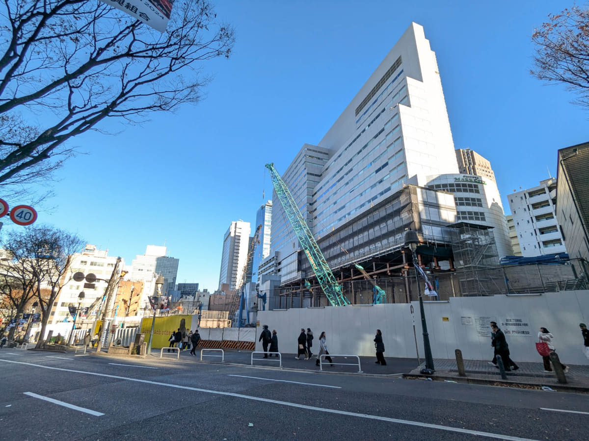 道玄坂の上側から見た現場。渋谷マークシティのすぐ隣です