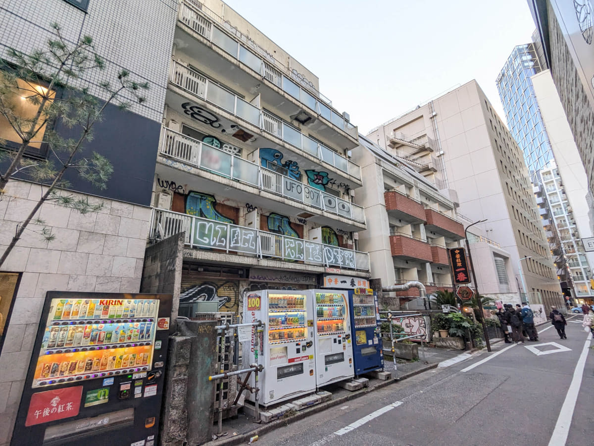 付近には廃墟のようになっている建物もありました