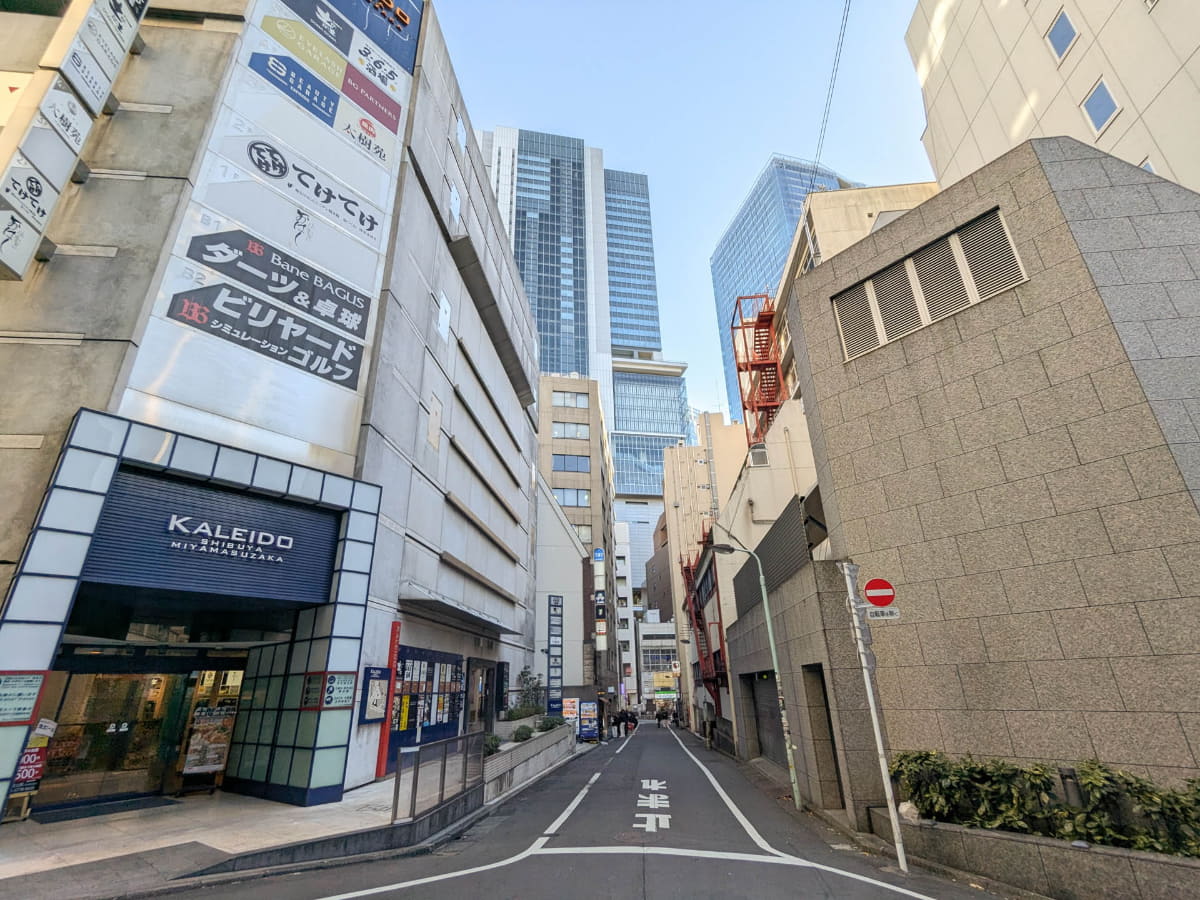渋谷駅方向を見ると「渋谷ヒカリエ」(中央)や「渋谷スクランブルスクエア」(右)が見えました