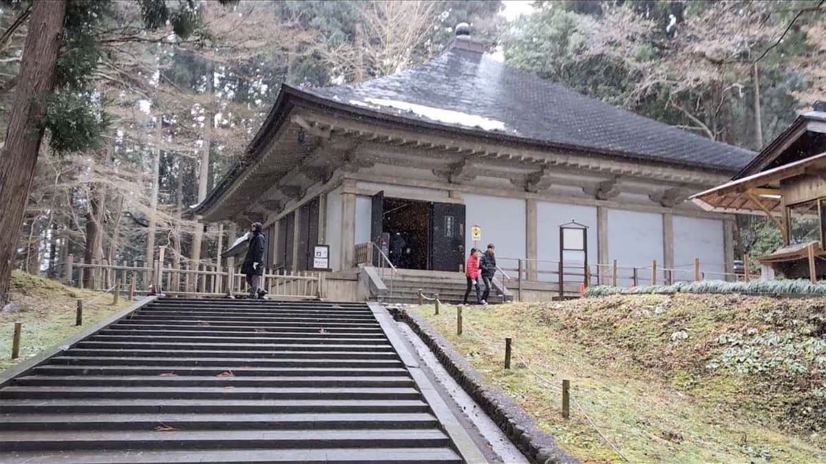 12月の雪が降りしきるなか、平泉にある中尊寺までローカル線を乗り継いでやってきた