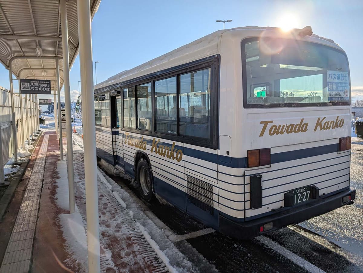 三沢駅には八戸行きの空港バスに乗る。飛行機の到着時間に合わせて運行されているので逃す危険が少ない