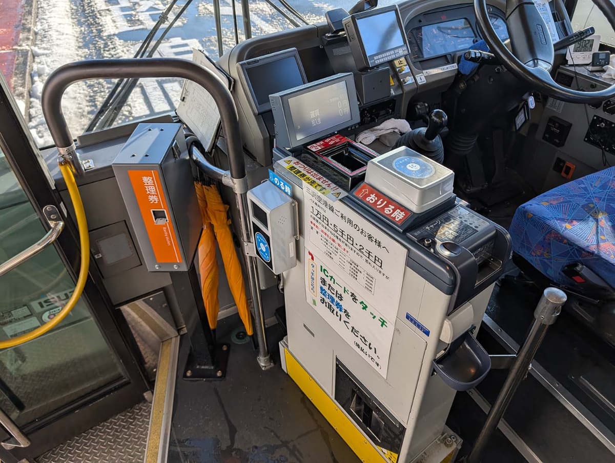 バスの運賃箱を撮影したところだが、乗車時と降車時で2カ所のタッチポイントがあり、初見で間違える人が多数いたため、UI・UX的に非常に混乱を招くという印象を受けた