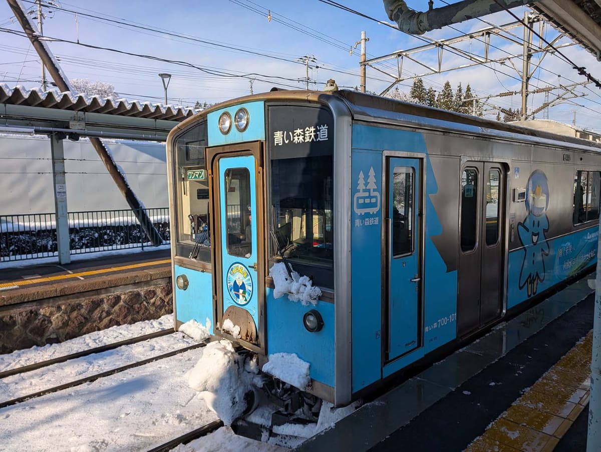 青い森鉄道で八戸へ。なお、当日夕方に大雪の影響か三沢駅の1つ隣の向山駅周辺で線路破断が発生して青森-盛岡の全区間が運休となっており、筆者としては運が良かったかもしれない