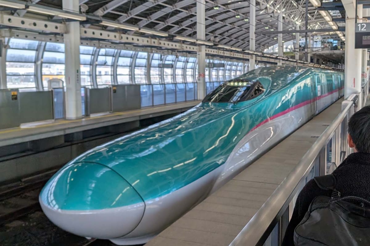 新幹線はやぶさ号で盛岡駅に移動する