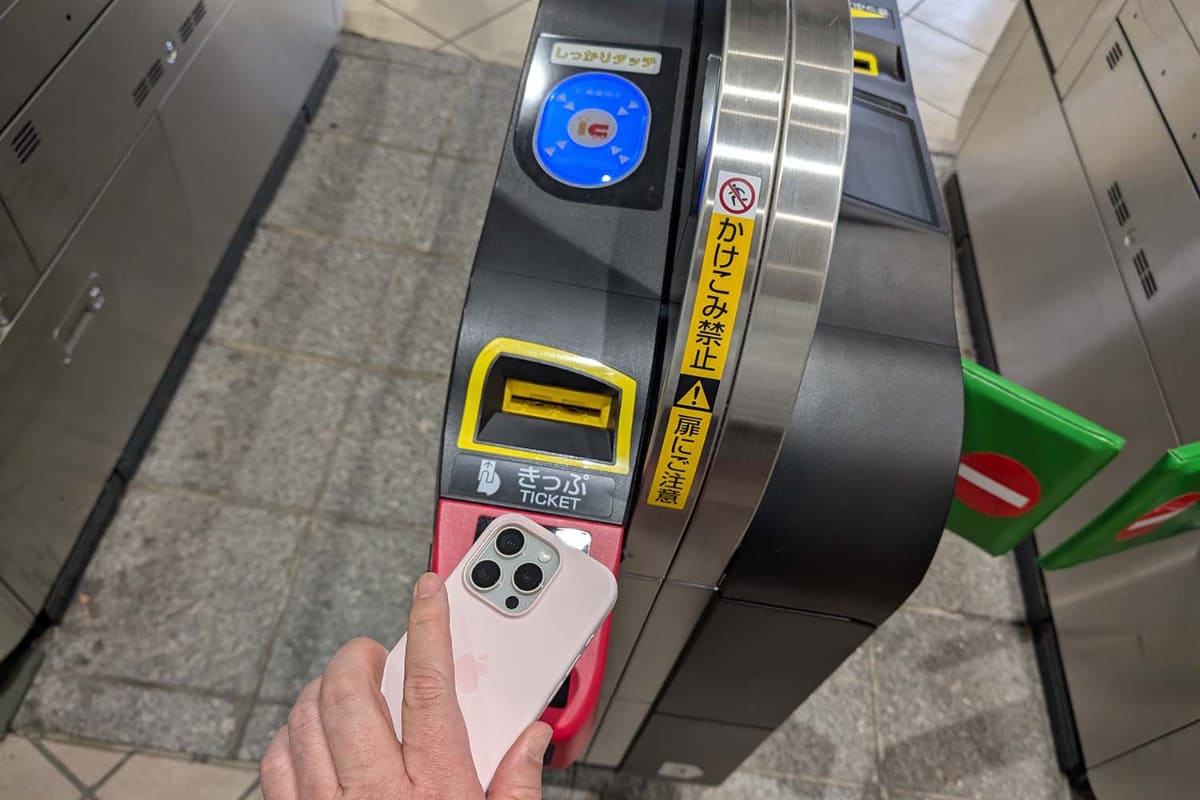 東京などのエリアではまだ封印された状態にある新型改札機の赤色のQRコードの読み取り機にアプリの画面を読み込ませて改札を通過