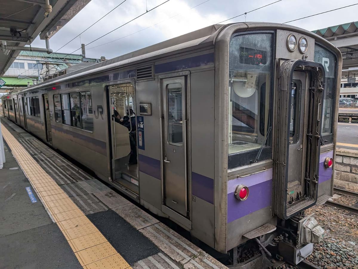 一ノ関行きの電車に乗って平泉へ。乗り換えなしとはいえ、1時間半の長い行程だ