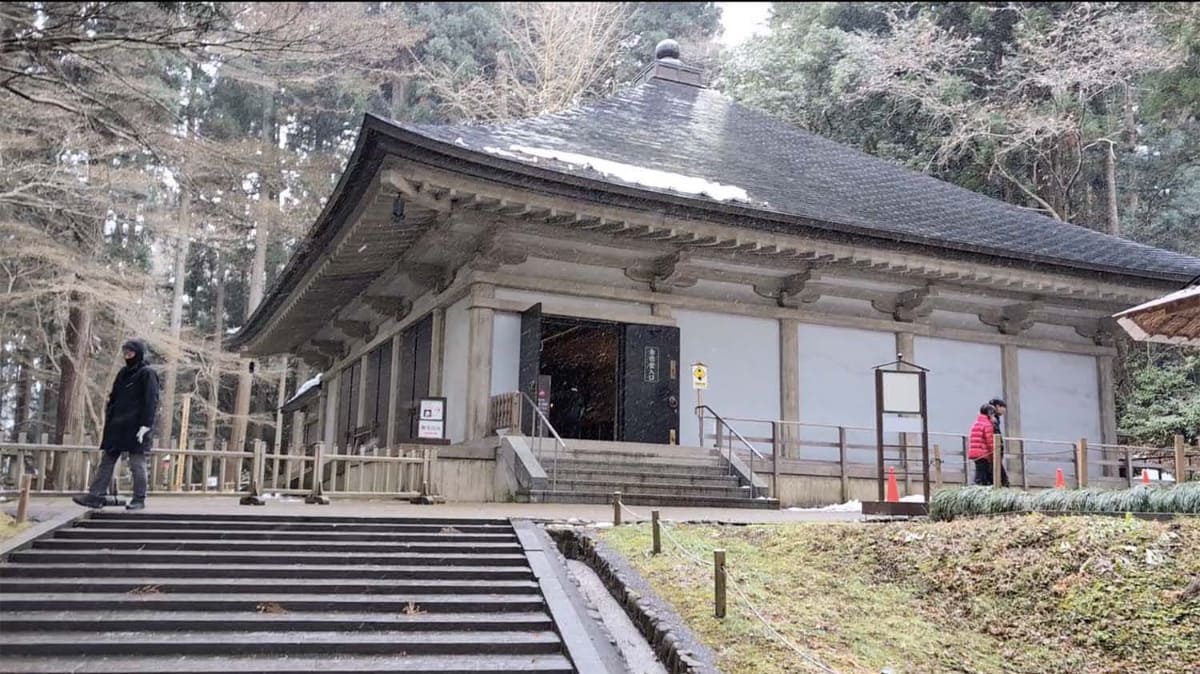 急な坂道を上った先に中尊寺の寺社群はある。ほぼ最奥にある金色堂だが、写真は保護するための覆い堂と呼ばれるもので、中に漆塗りの堂に金箔を貼った金色堂が鎮座している(内部は撮影不可)