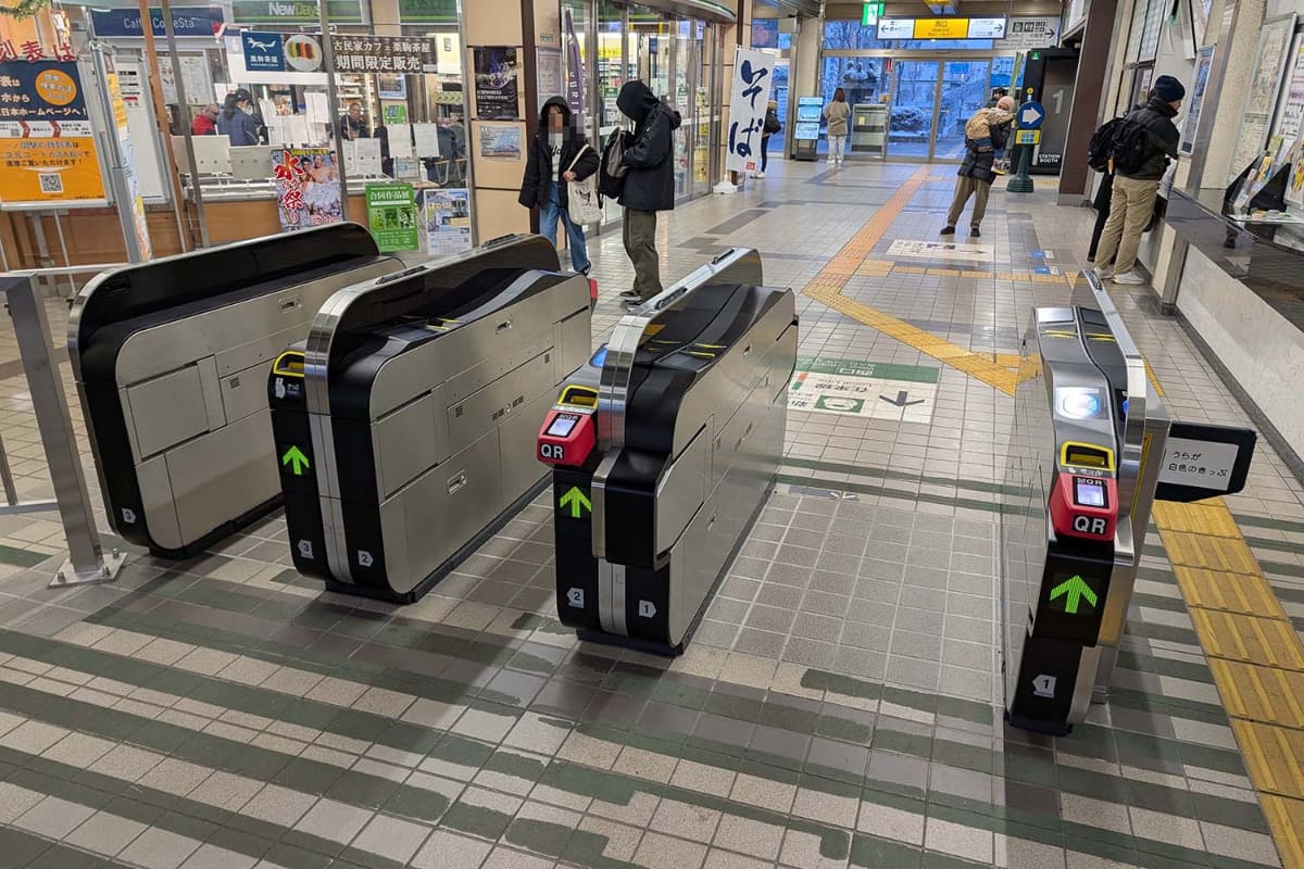同じく一ノ関駅の西口。こちらはQRコード読み取りにも対応した最新型の改札機
