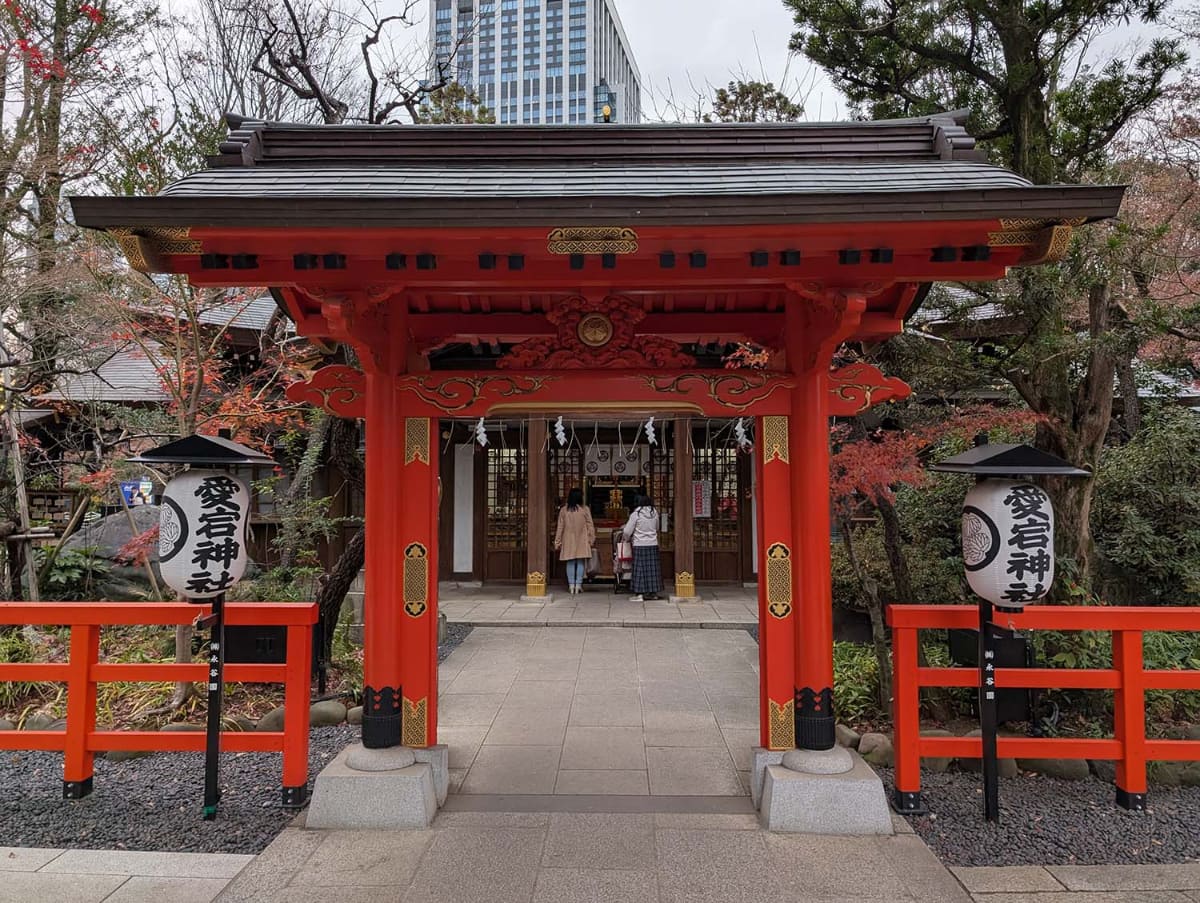 東京都港区にある愛宕神社は1603年の江戸幕府開幕の折りに徳川家康公によって防火の神様として祀られたのが始まり。同時に「出世の石段」で知られるように、勝利や商売繁盛の御利益があることでも有名。起業したばかりの楽天市場のオフィスが近所にあり、三木谷浩史氏が参拝を続けて成功した縁もあるのか、2019年まで楽天Edyと楽天ペイが1日限定でお賽銭として利用できた