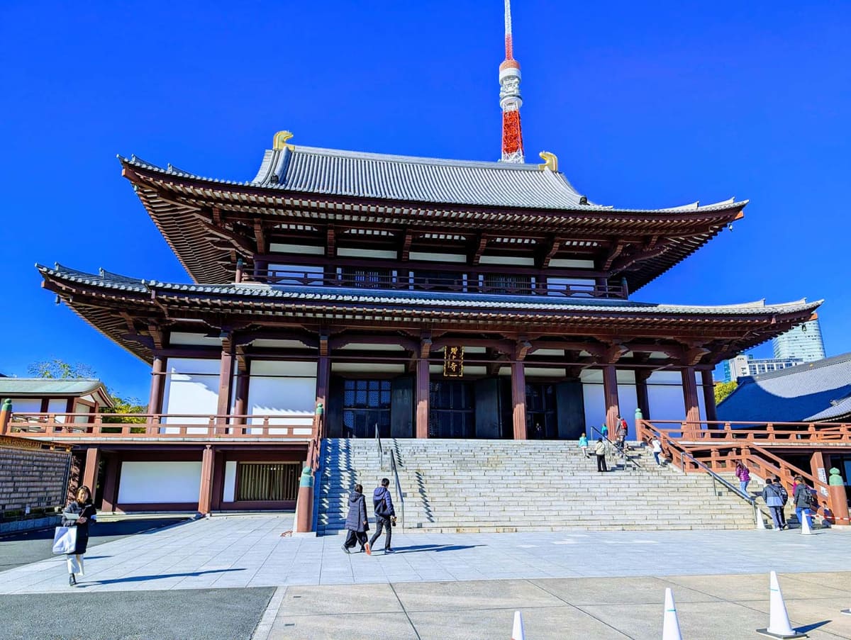 東京都港区にある増上寺の大殿。同寺は東京タワー建設の際に用地の一部を提供したことで知られており、背景にあるタワーが映える