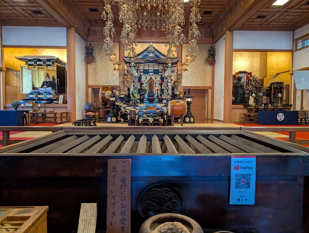 増上寺の安国殿の賽銭箱に貼られたQRコード