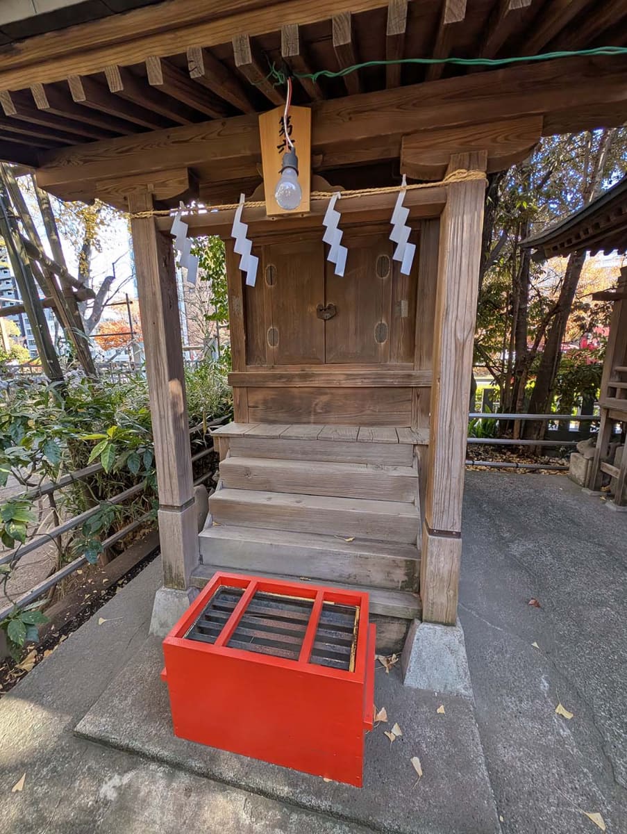 稲毛神社の本殿の向かいの社殿では、賽銭箱を二重構造にして破壊や抜き取りを難しくしている