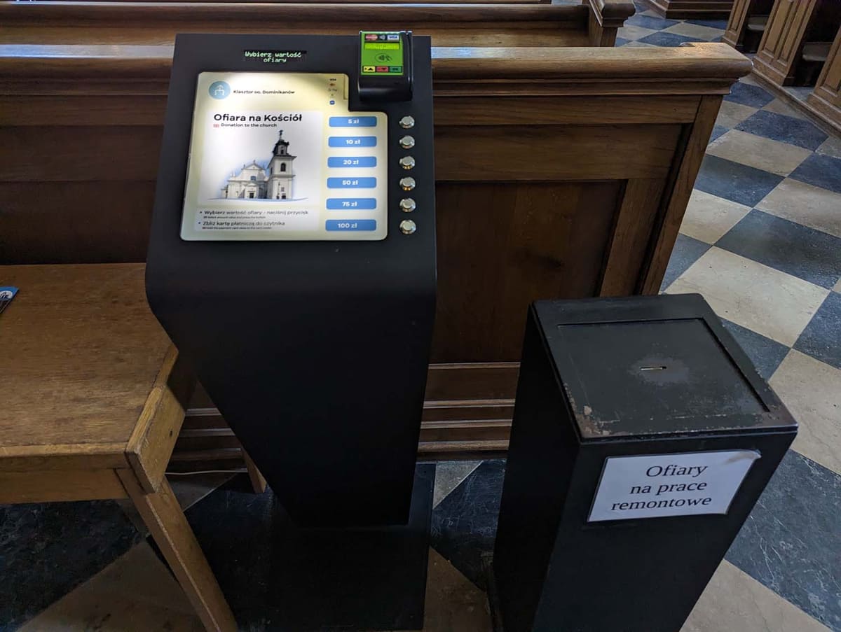 ポーランドのワルシャワにある教会のキャッシュレス寄付(Donation)端末