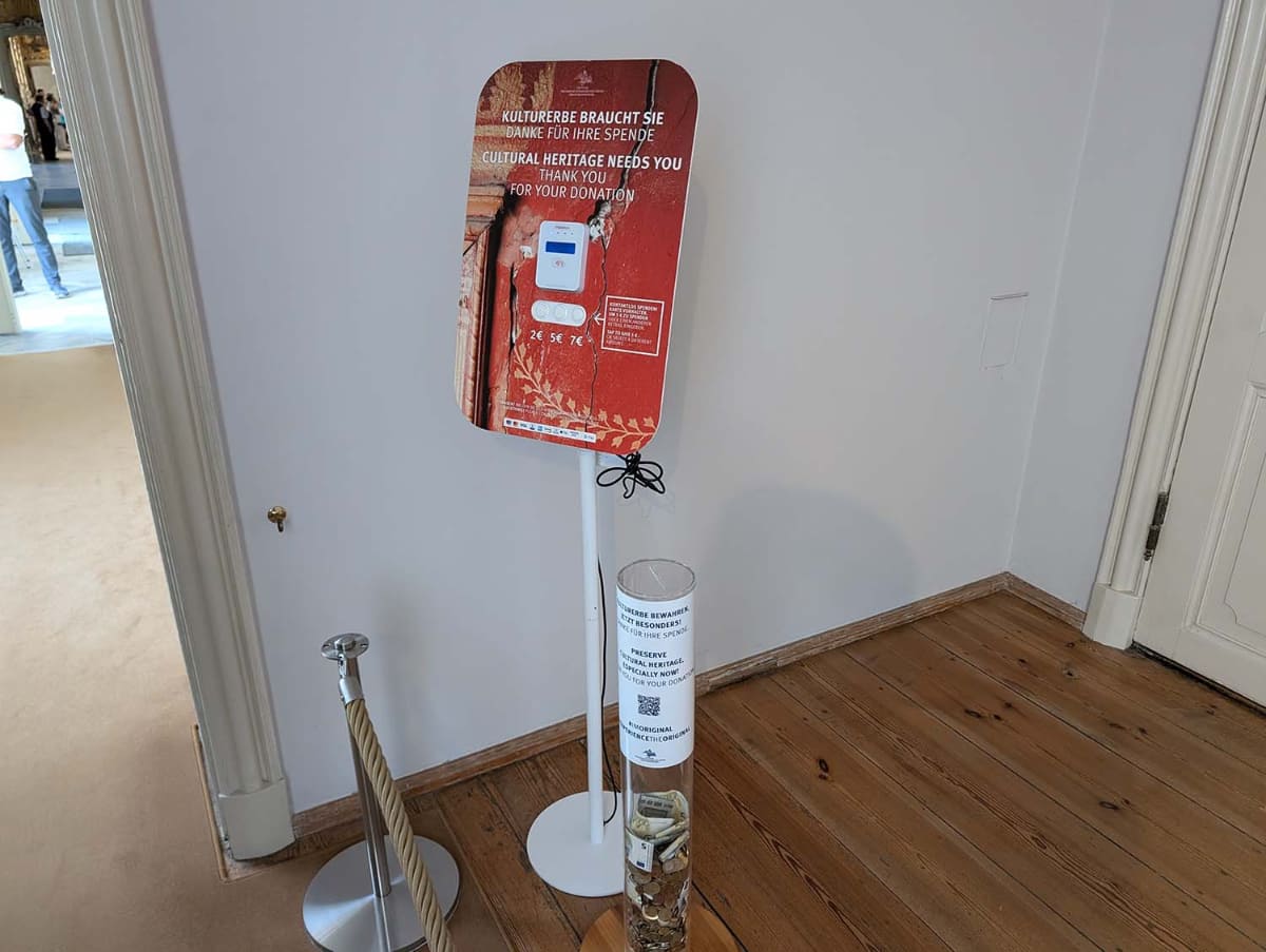 サンスーシ宮殿内にもキャッシュレス寄付の端末が設置されていた