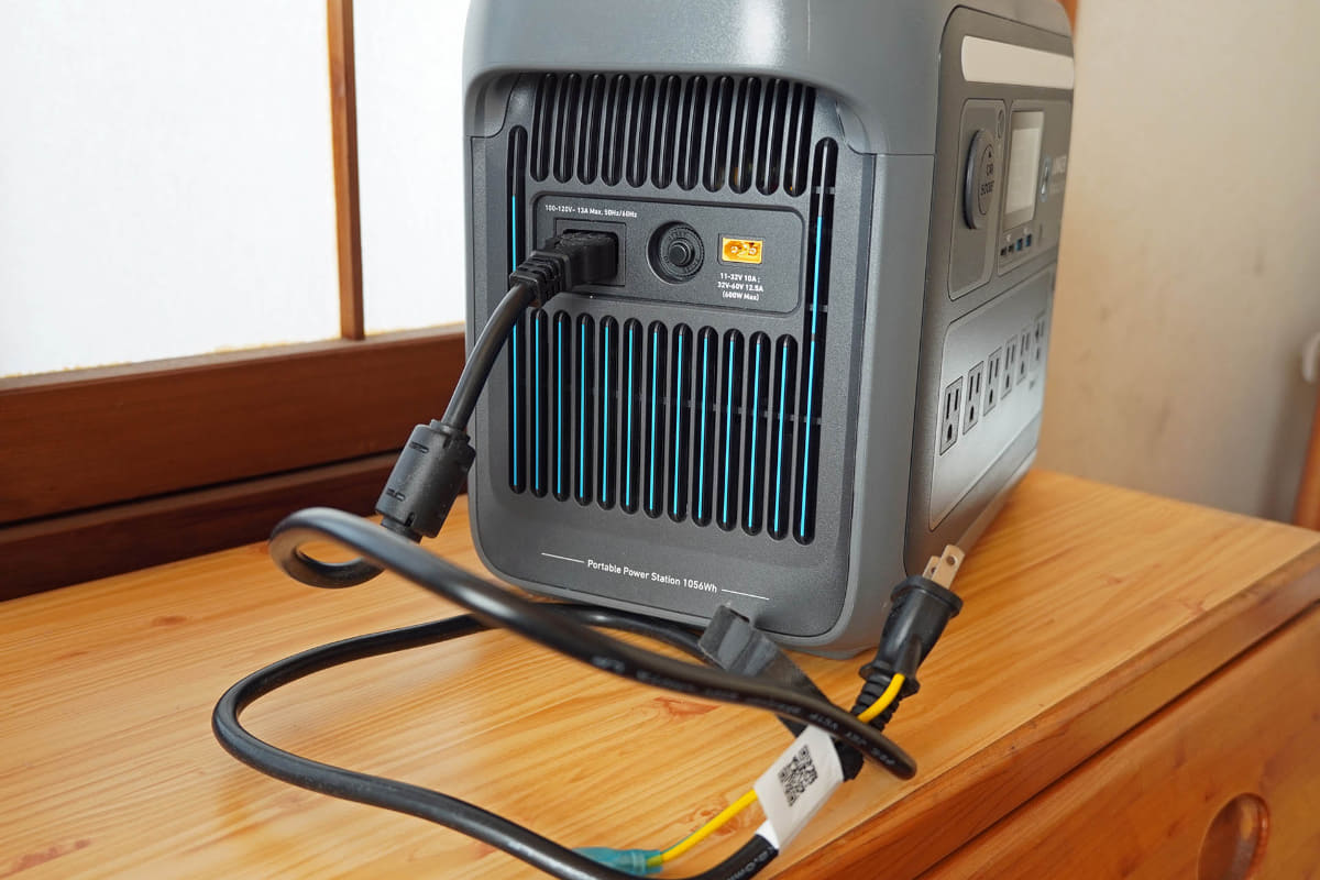 充電ポートは本体側面に。コードは極太で1ｍくらいの長さ