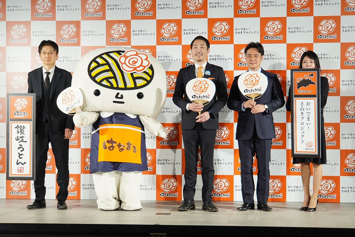 香川県東京事務所所長 森岡英司氏(左)、香川県議会議員 岡野朱里子氏(右)、およびうどん脳、前田氏、高口氏(中央3名)