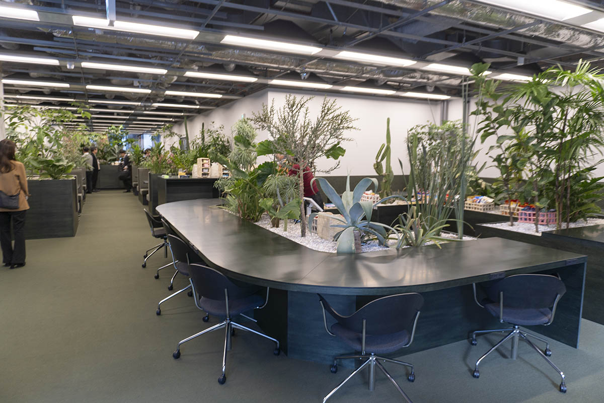 2階の様子。手前がスナックバー、奥がドリンクバーで、その間にボックス席が設置されている。動線の中での出会いを狙いとした構成