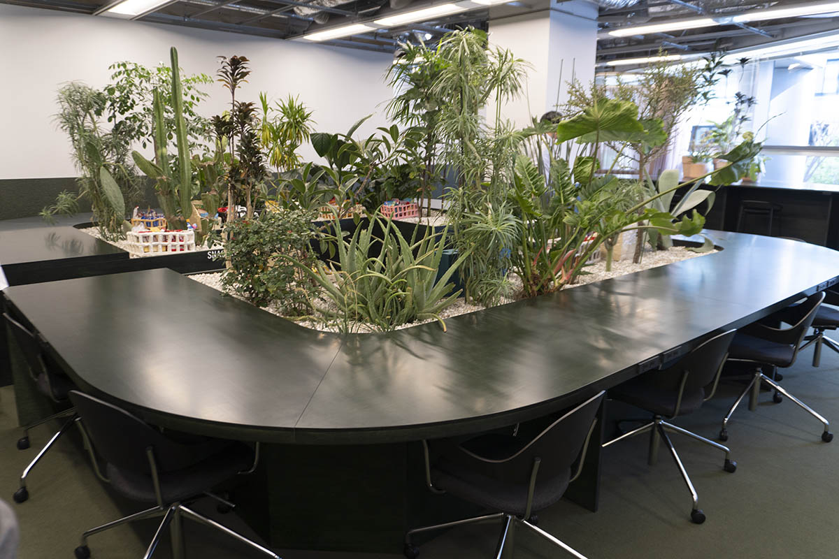 スナックバーは植栽の中に設置されている