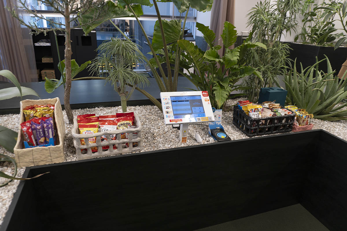 スナックバーは植栽の中に設置されている