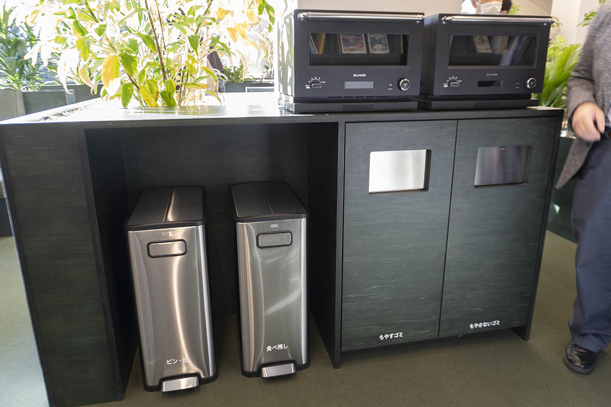 1階に電子レンジや食事ができるスペースも設けられている