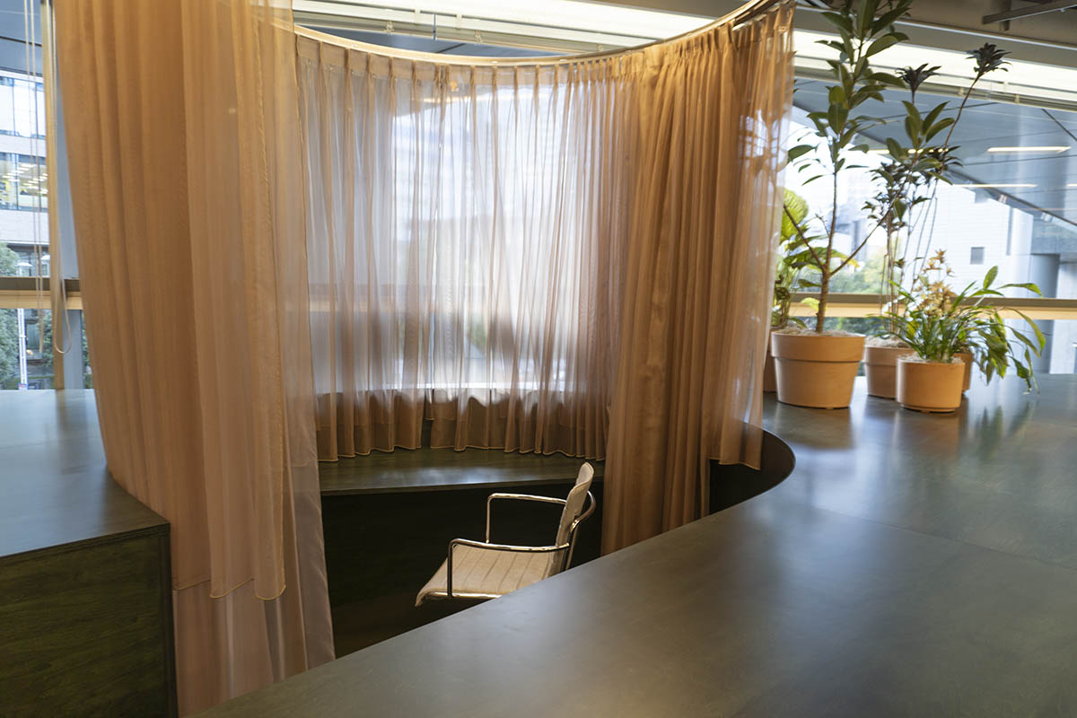 カーテンで仕切ることができる1人用ブース