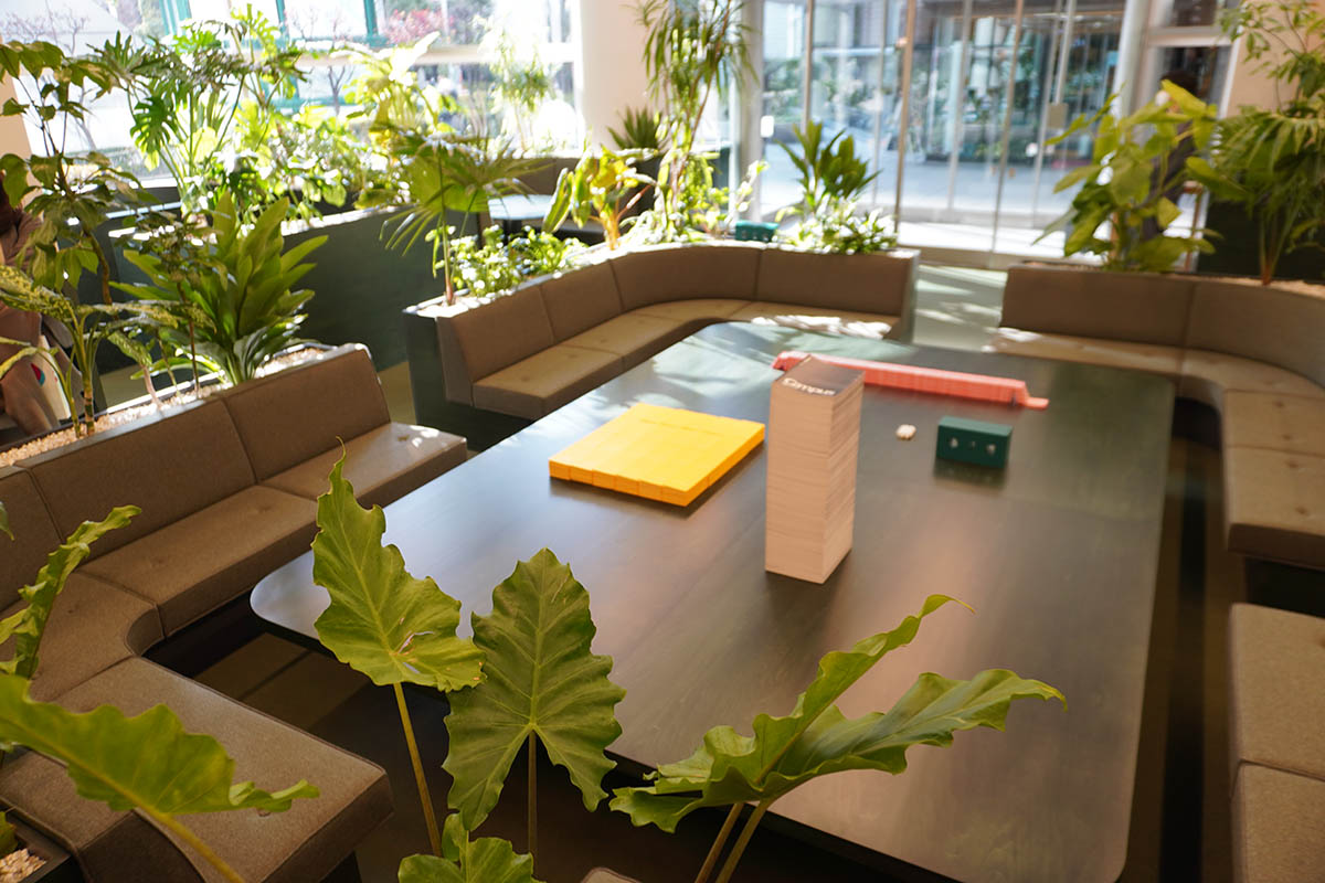 1階の入口を入ってすぐの場所に、待ち合わせにも使えるローテーブル席を設置