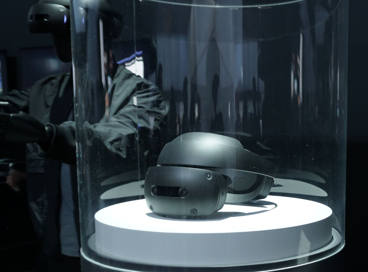 XYNヘッドセットはショーケースの中に展示した