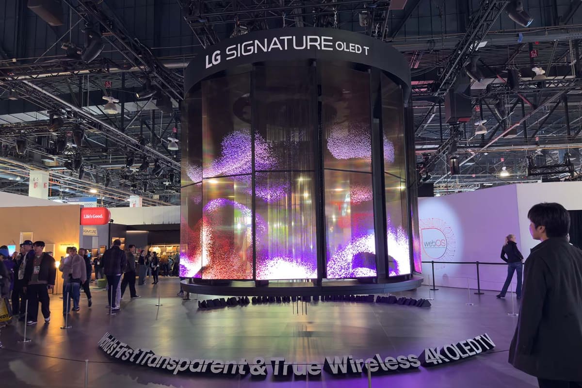 LGは「透明OLED」の価値を派手に訴求。この見せ方ができるのは、彼らだけが量産しているからでもある