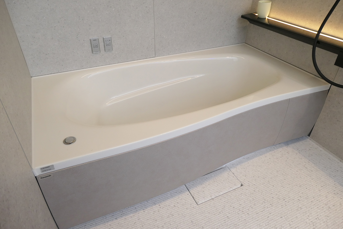 足先から首の付け根まで浸かることできる浴槽形状