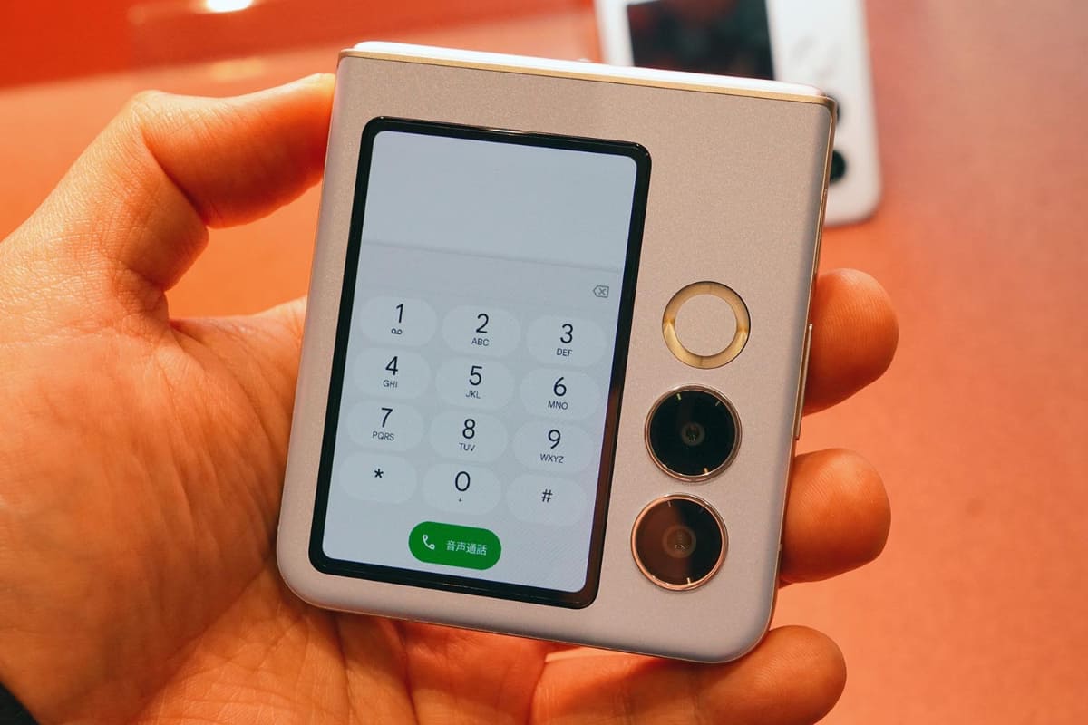 外側ディスプレイが縦長のため、閉じたままでも一般的なスマホと同じように操作できる