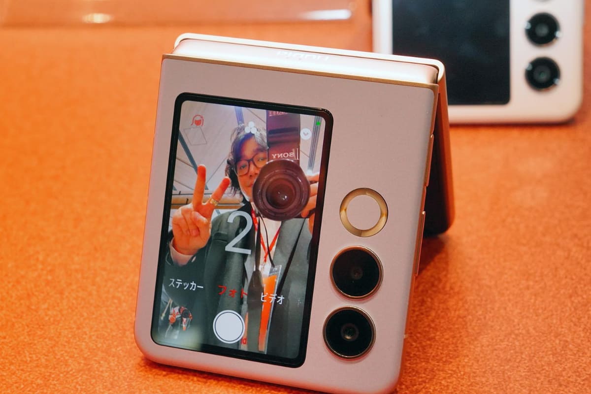 置いたまま縦位置の写真や動画を撮りやすいのも、この形状のメリットだ