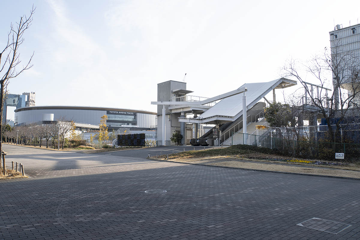 東京テレポート駅側から見たトヨタアリーナ東京(写真左)