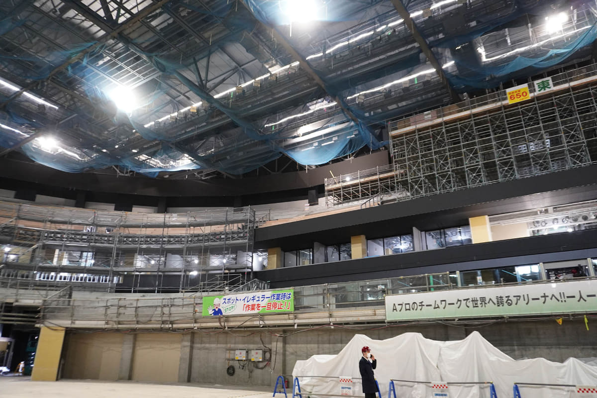 天井のすぐ下にある黒い帯が上層リボンビジョン、その下(黄色い柱の上)の黒い帯が下層リボンビジョン