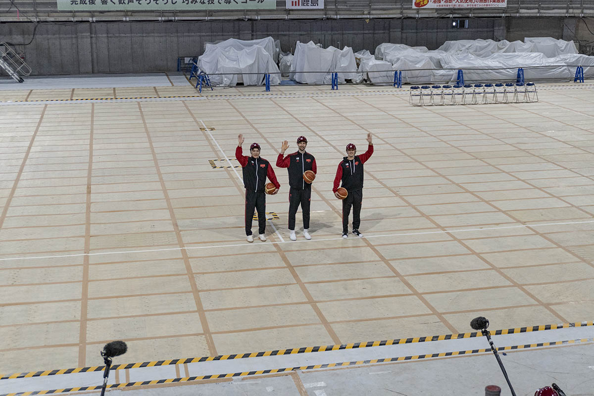 選手がコートの端のラインまで来たところを、約50mm相当の画角で撮影