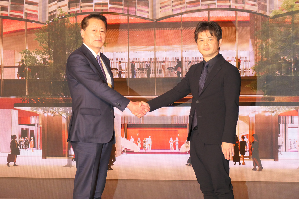 左から、東宝 常務執行役員 エンタテインメントユニット演劇本部長 池田篤郎氏、建築家・小堀哲夫氏