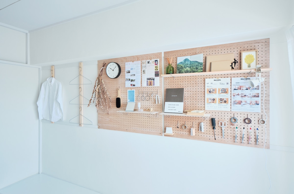 木製の長押でアレンジできる壁面