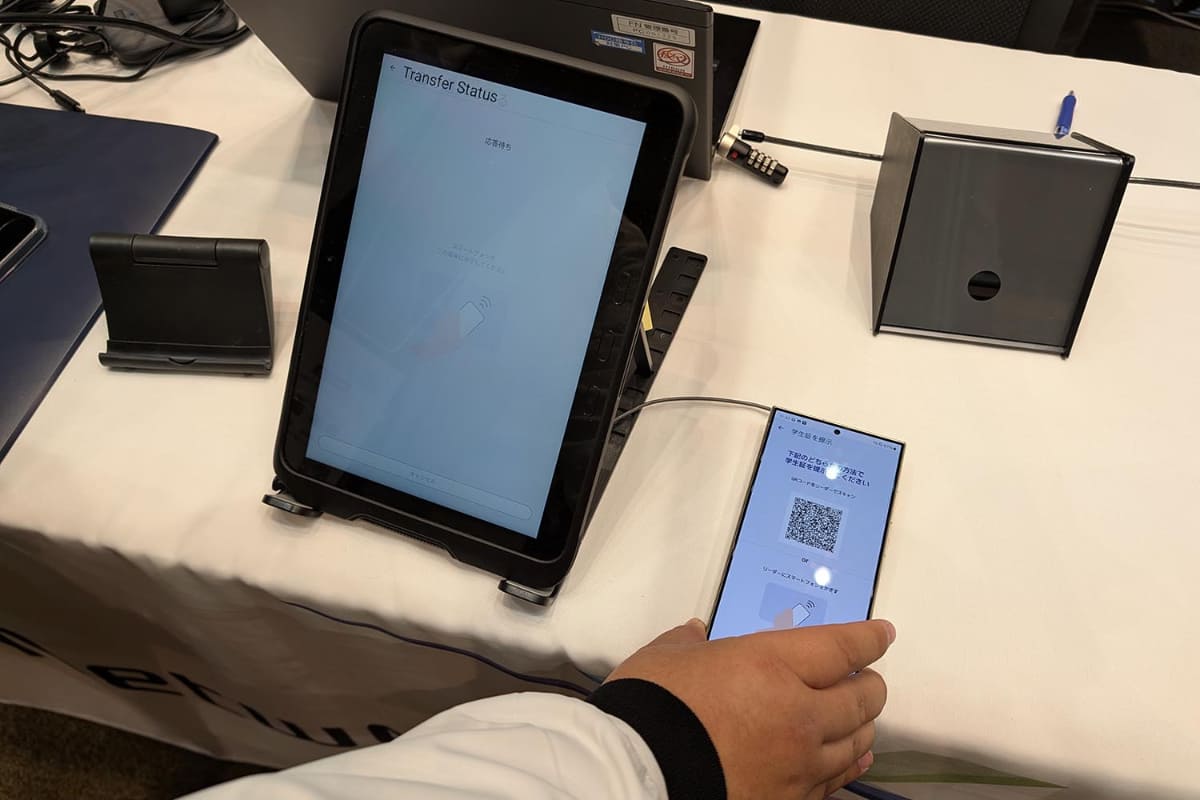 NFCまたはQRコードを使って“学生証を提示”する。この段階ではまだ提示を要求する側のタブレット端末と学生証の入ったスマートフォンが“リンク”された状態にあるだけ