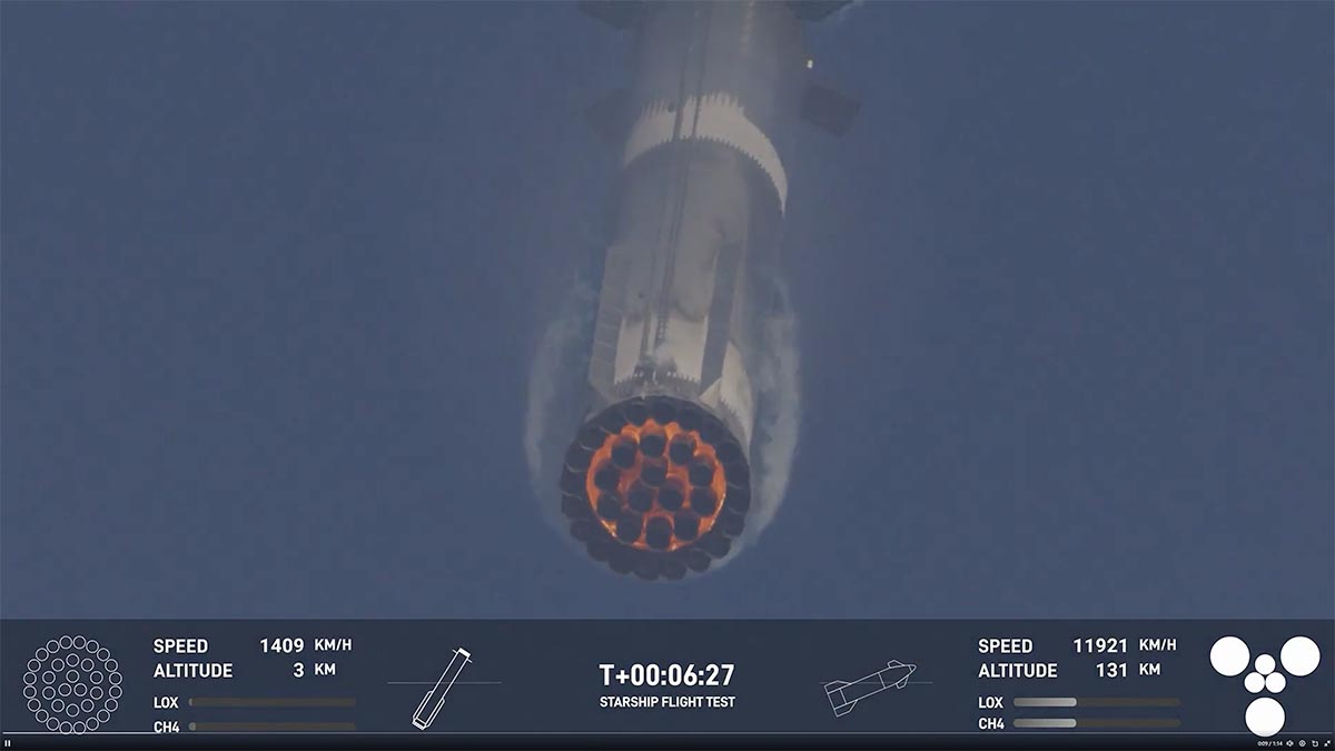 着陸態勢に入るスーパーヘビーブースター(SpaceXの配信より)