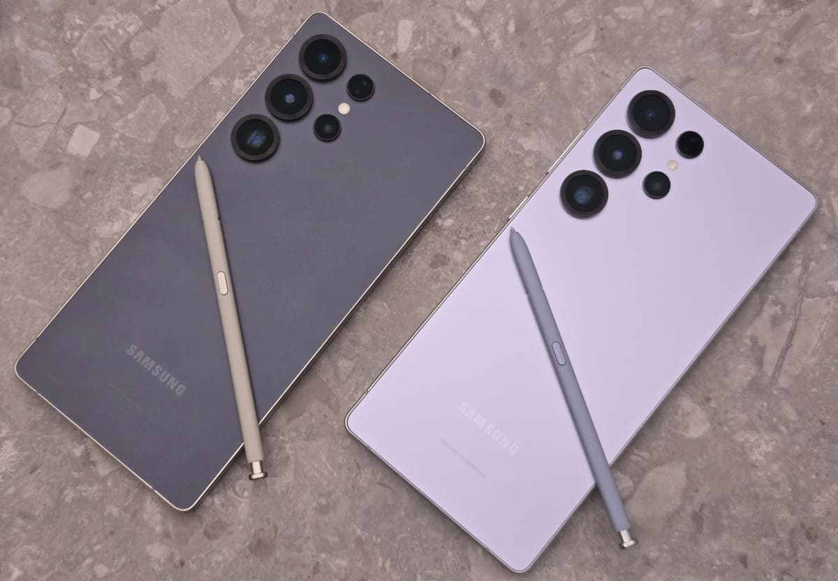 左からチタニウムブラック、チタニウムシルバーブルー