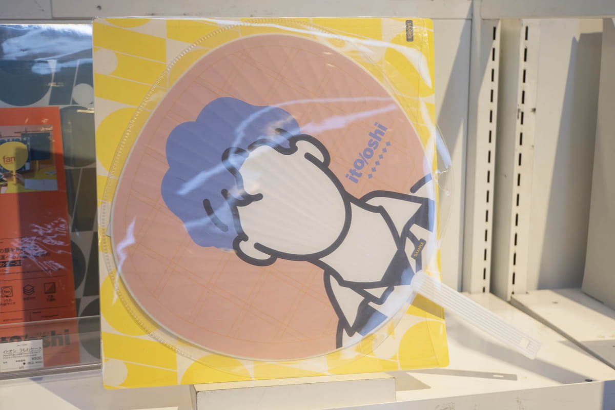 プラス イトオシ うちわケース(880円)。推しカラーが選べる10色展開。片面は透明に