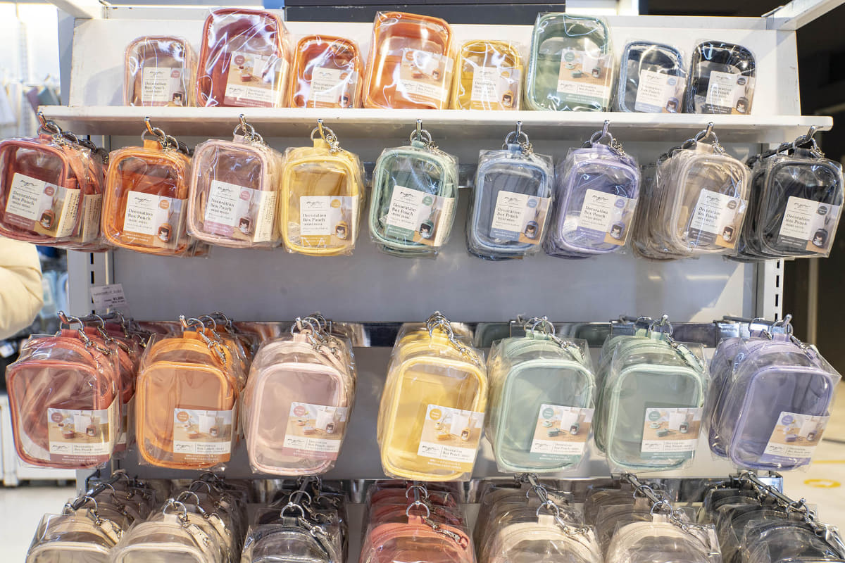 各サイズともに9色展開。淡いカラーも特徴