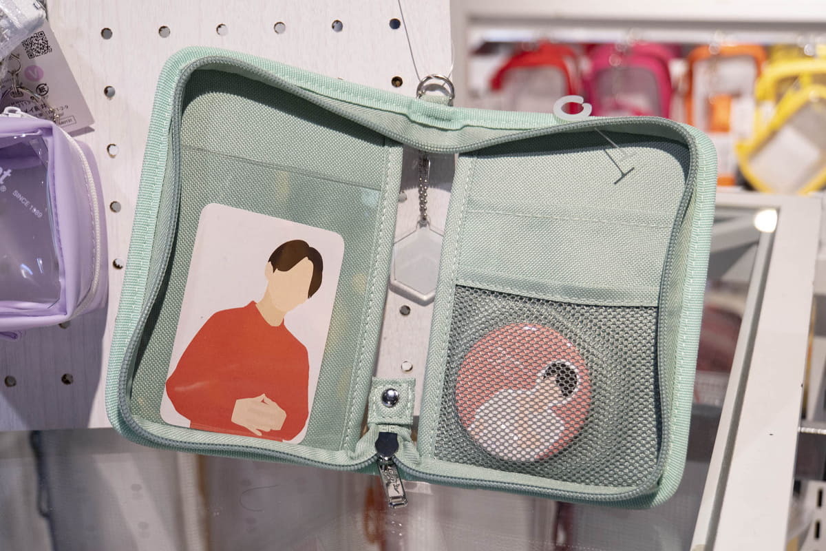 ファスナーを開くと、中にもポケットが