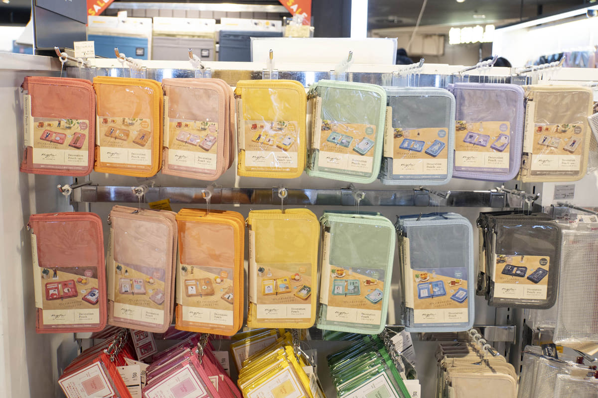 上段がデコレーションポーチ ミニ。下段はサイズ違いで少し大きめのデコレーションポーチ(1,650円)。ともに9色展開