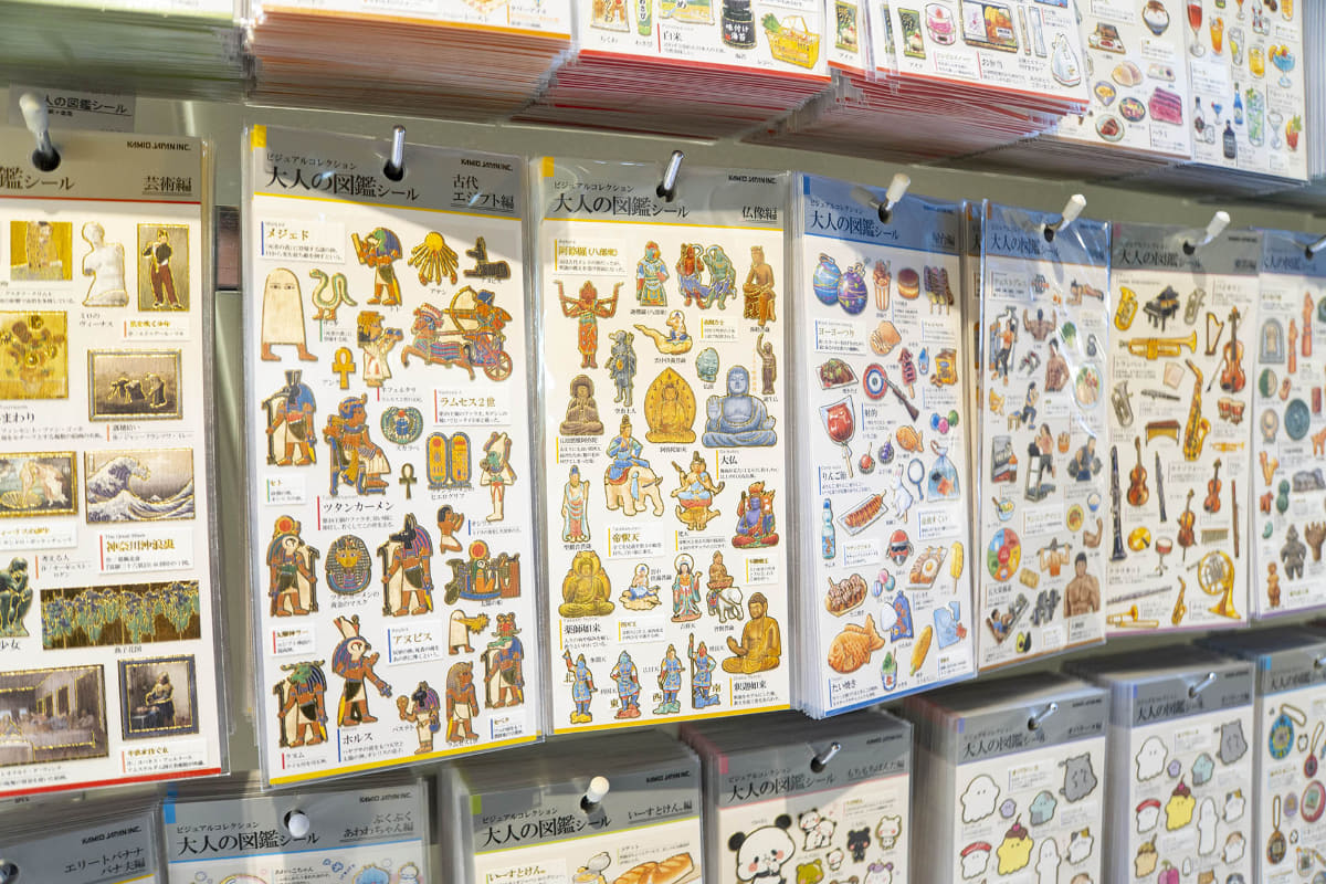 見ているだけで楽しいカミオジャパンの『大人の図鑑シール』(275円～)は種類も豊富